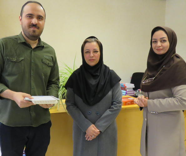 تقدیر از عضو نمونه کتابخانه به مناسبت هفته کتاب