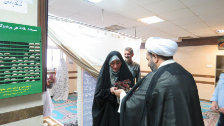 از همکاران خانم در نماز جماعت حضور داشتند تقدیر شد
