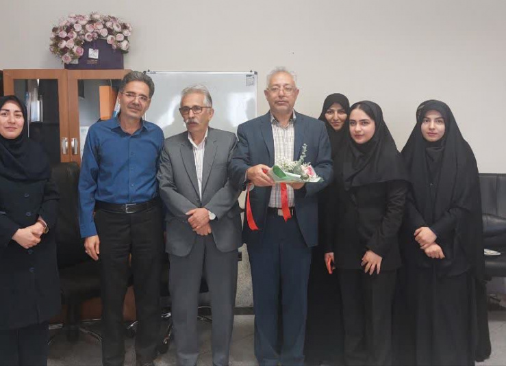 گرامیداشت هفته کتاب وکتابخوانی وتقدیر ازهمکاربازنشسته آقای جعفری