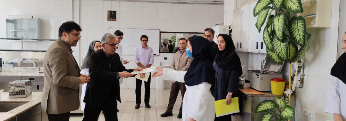 تقدیر از همکاران آزمایشگاه جامع تحقیقات به مناسبت روز آزمایشگاه