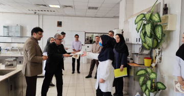 تقدیر از همکاران آزمایشگاه جامع تحقیقات به مناسبت روز آزمایشگاه