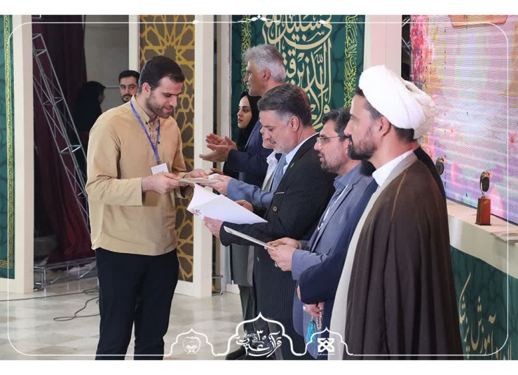 گزارش تصویری/ اهدای جوایز برگزیدگان مسابقات آوایی آقایان در جشنواره سی ام قرآن و عترت