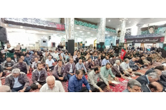 حضور جمعی از دانشگاهیان با دلی پر از اندوه و ارادت در مراسم به یادماندنی رهبر شهید ،حسینیه اعظم‌مدرسه قلعه شاهرود