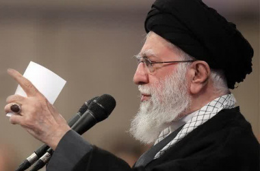 در مقابل دشمن کوتاه نمی‌آییم