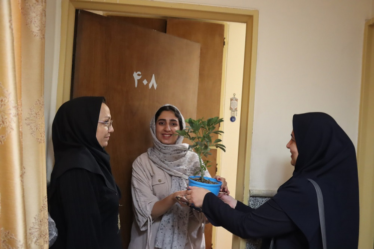 هر گلدان یک امید برای طراوت دل‌های دانشجویان