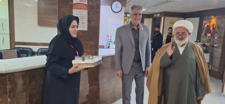 گزارش تصویری دیدار امام جمعه معزز شهر شاهرود و رییس دانشگاه از بیمارستان امام حسین(ع) بمناسبت روز پرستار